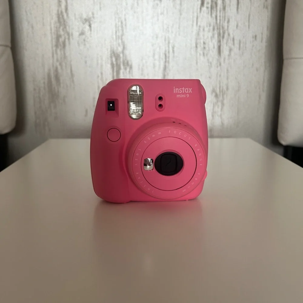Fujifilm Instax Mini 9 in Vibrant Pink